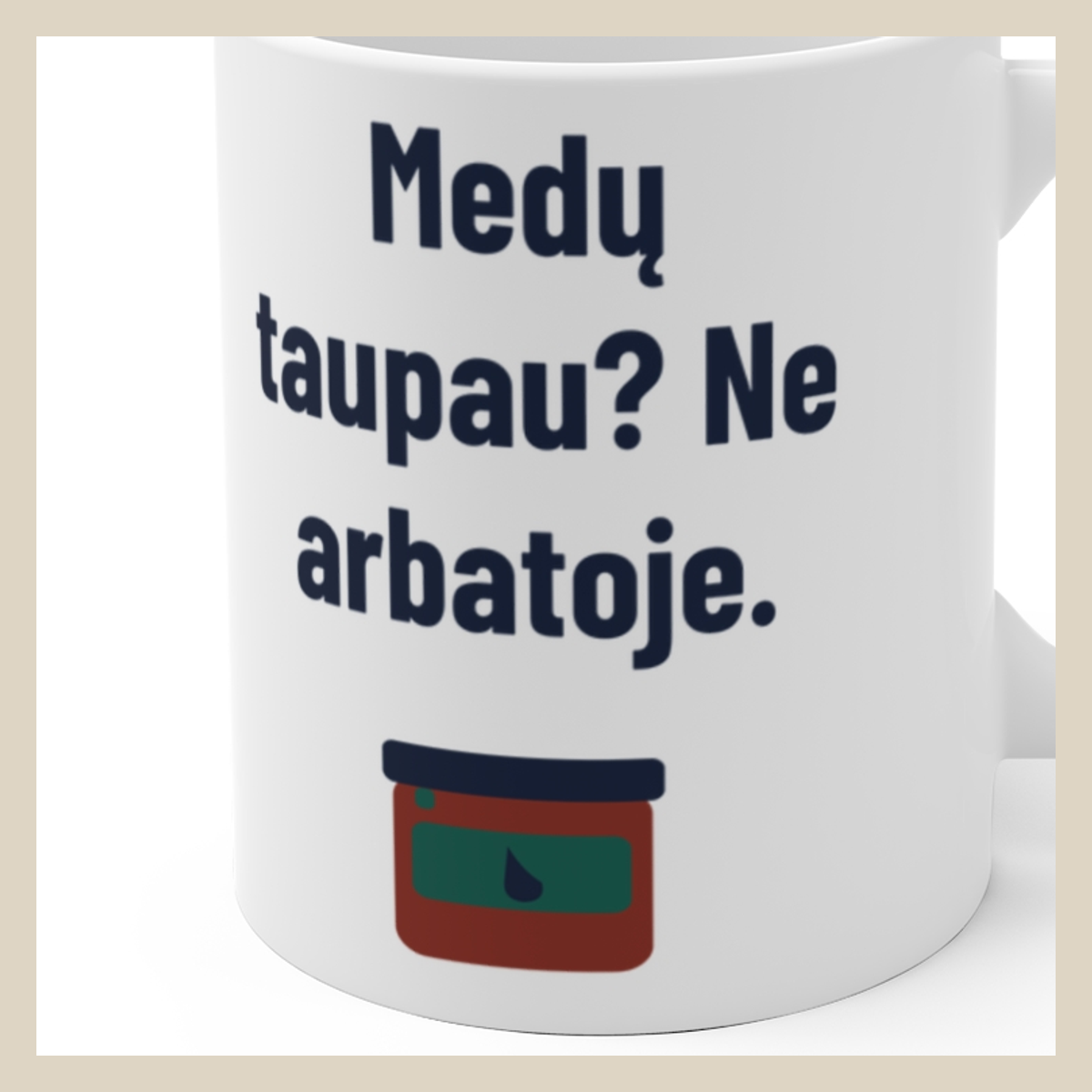 Medaus netaupau. Ypač arbatai. – Medų taupau? Ne arbatoje. · Puodelis · Užrašo stambus planas