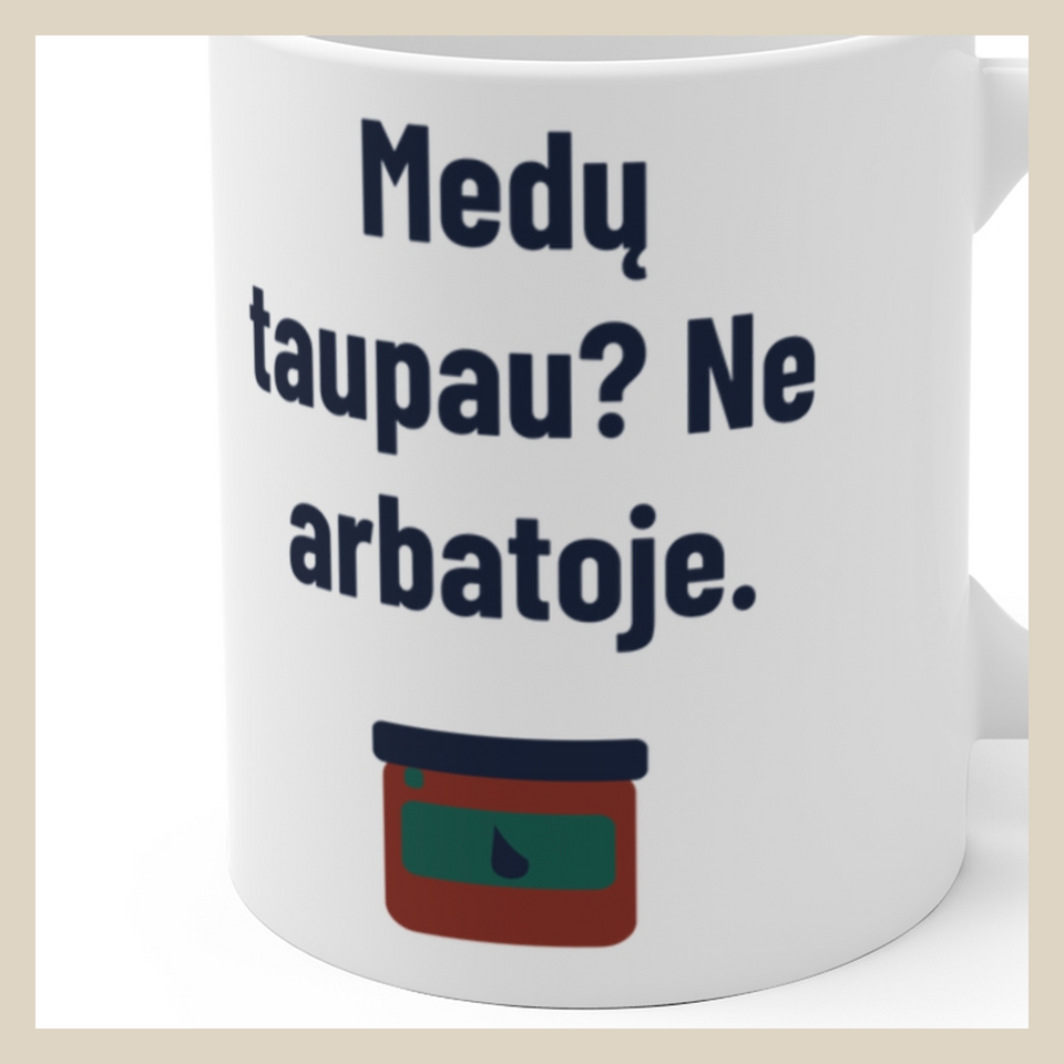 Medaus netaupau. Ypač arbatai. – Medų taupau? Ne arbatoje. · Puodelis · Užrašo stambus planas