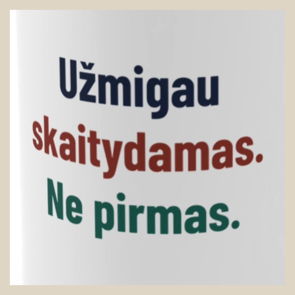 Užmigau skaitydamas. Ne pirmą kartą. – Užmigau skaitydamas. Ne pirmas. · Puodelis · Užrašo stambus planas
