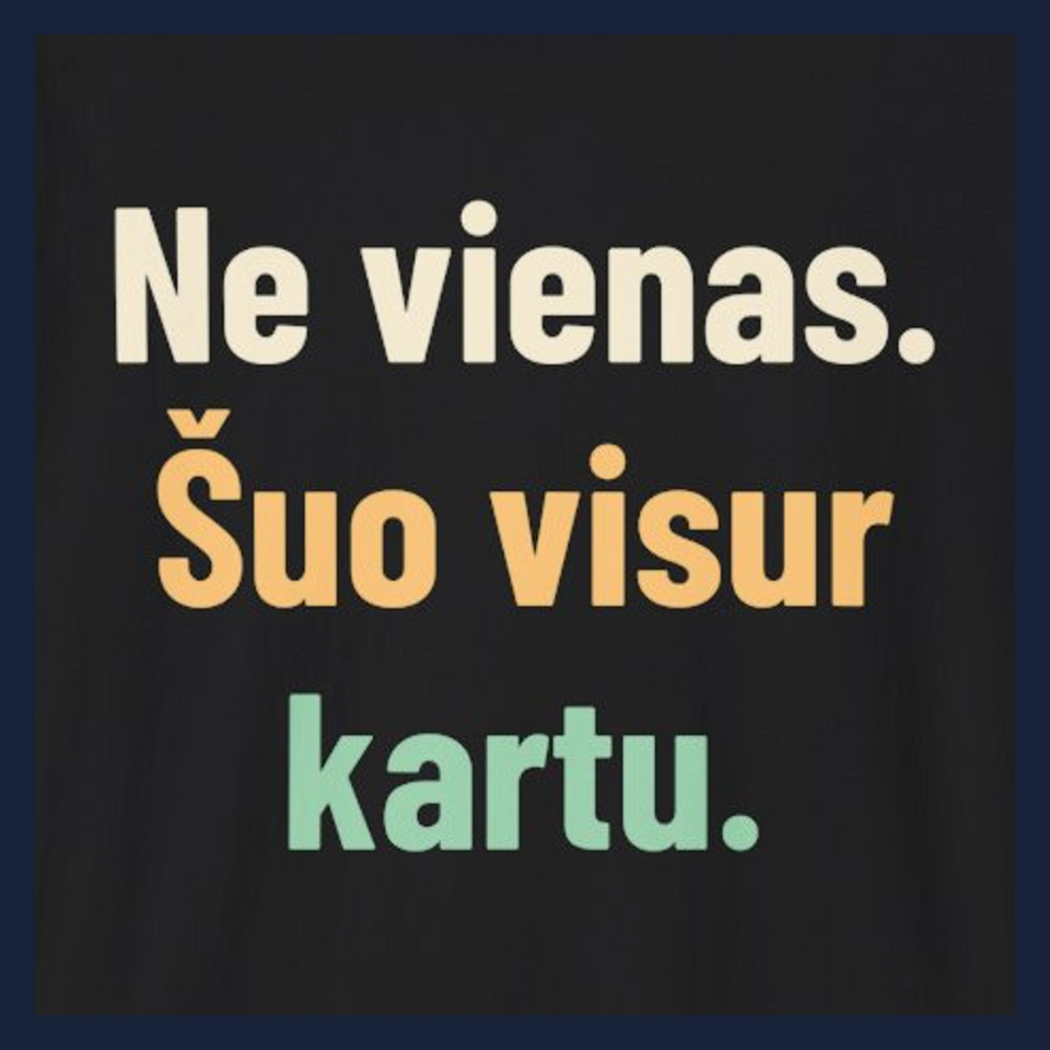 Ne vienas. Šuo visur kartu. · Marškinėliai · Užrašo stambus planas