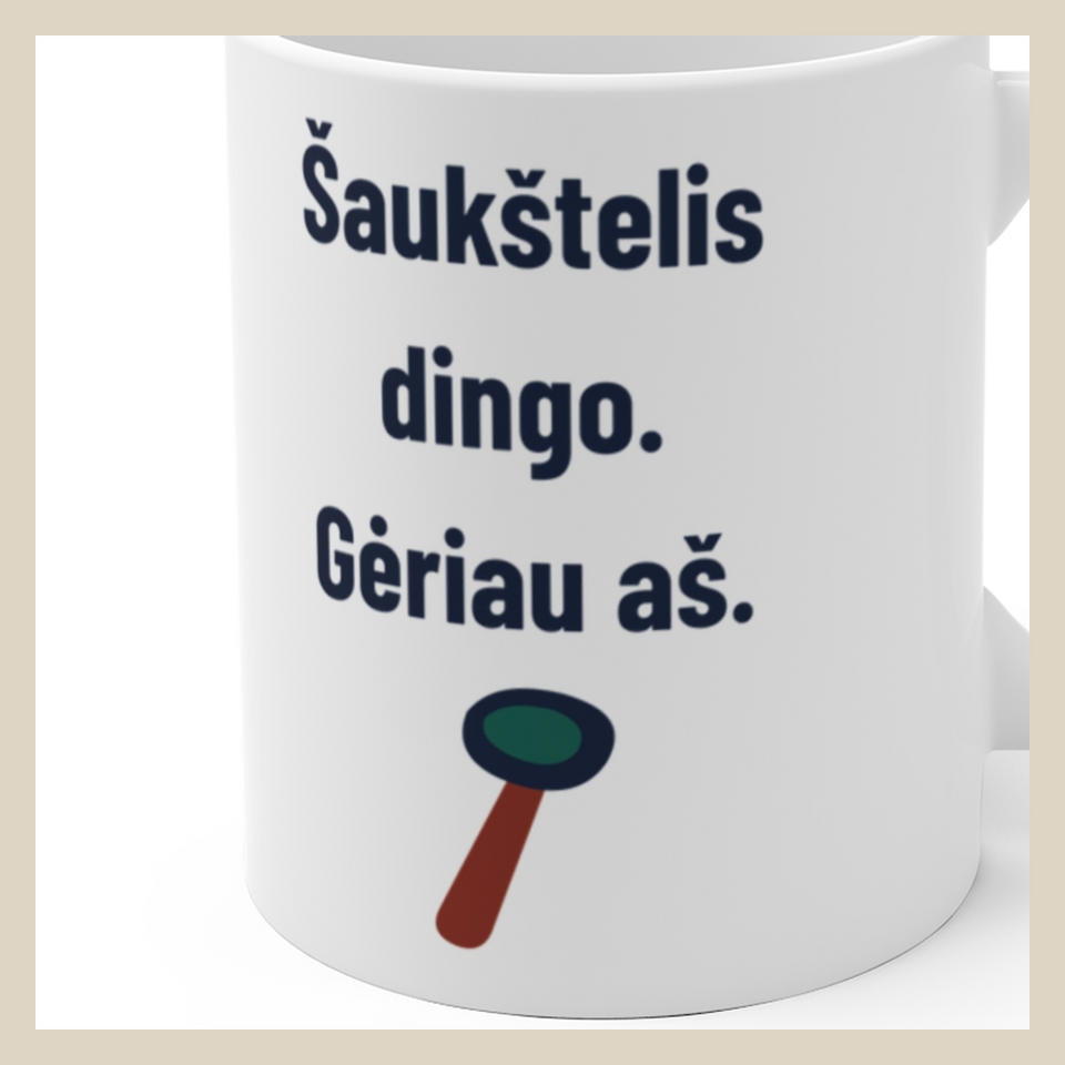 Šaukštelis dingo. Kaltas ne aš. – Šaukštelis dingo. Gėriau aš. · Puodelis · Užrašo stambus planas