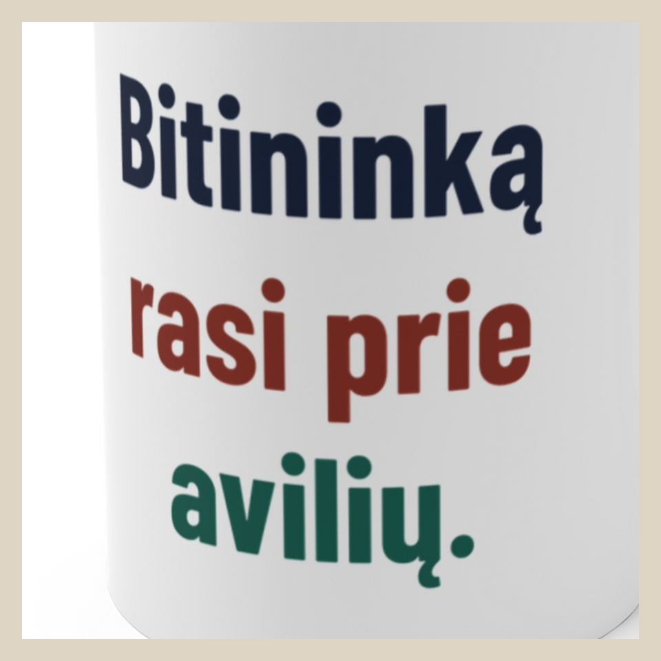 Bitininką rasi prie avilių. · Puodelis · Užrašo stambus planas