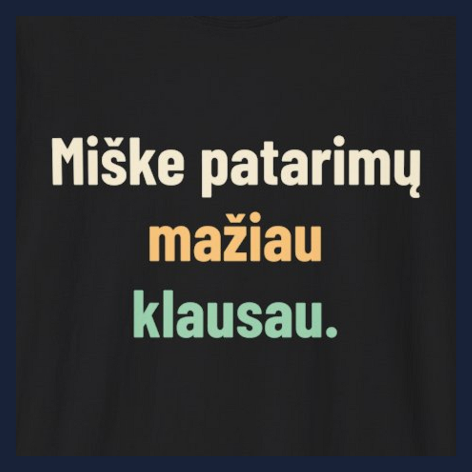 Miške patarimų neklausau. – Miške patarimų mažiau klausau. · Marškinėliai · Užrašo stambus planas