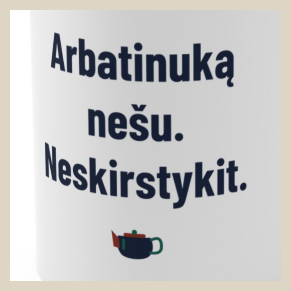 Nešu arbatinuką. Nesiskirstykit! – Arbatinuką nešu. Neskirstykit. · Puodelis · Užrašo stambus planas