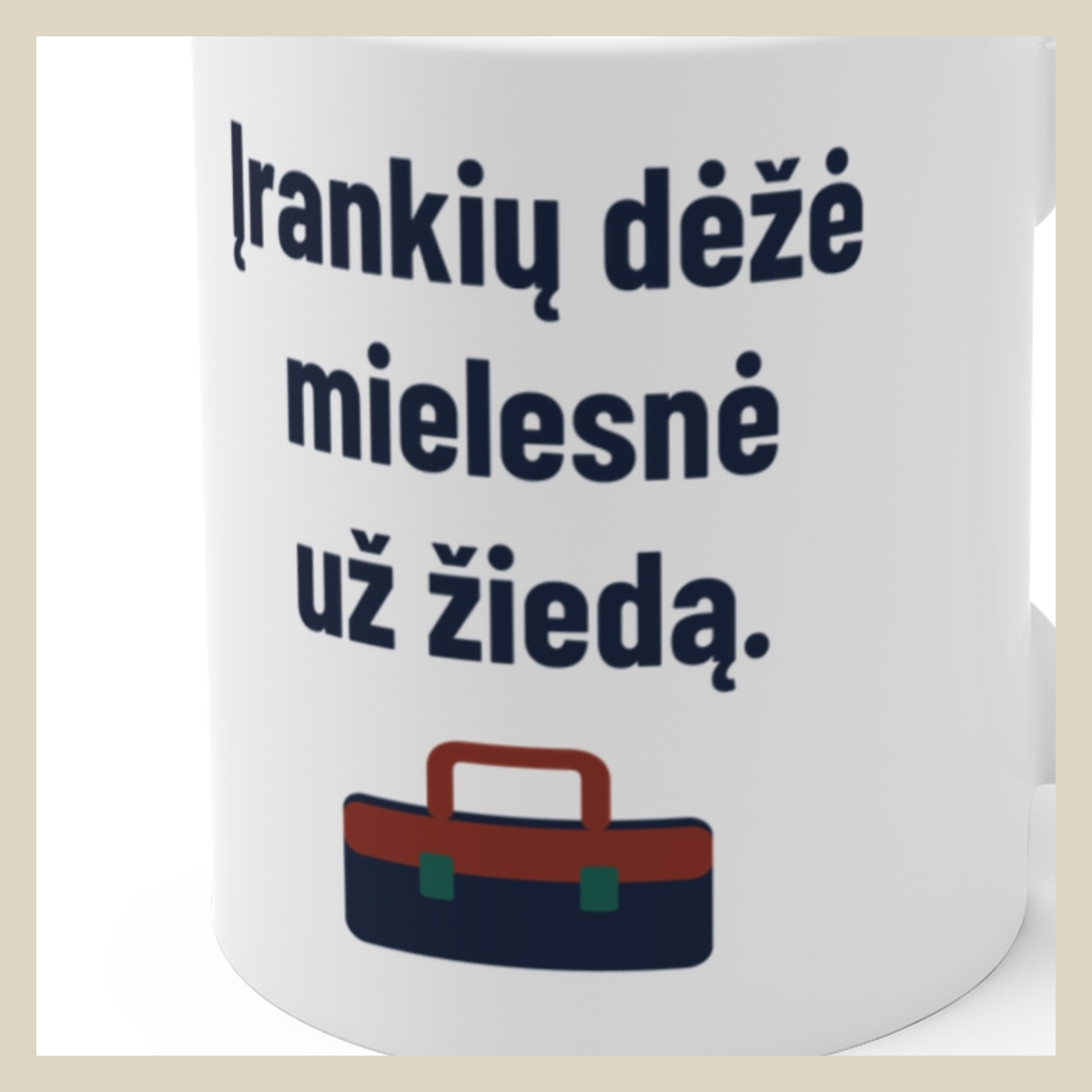 Įrankių dėžė – mano papuošalų dėžutė. – Įrankių dėžė mielesnė už žiedą. · Puodelis · Užrašo stambus planas
