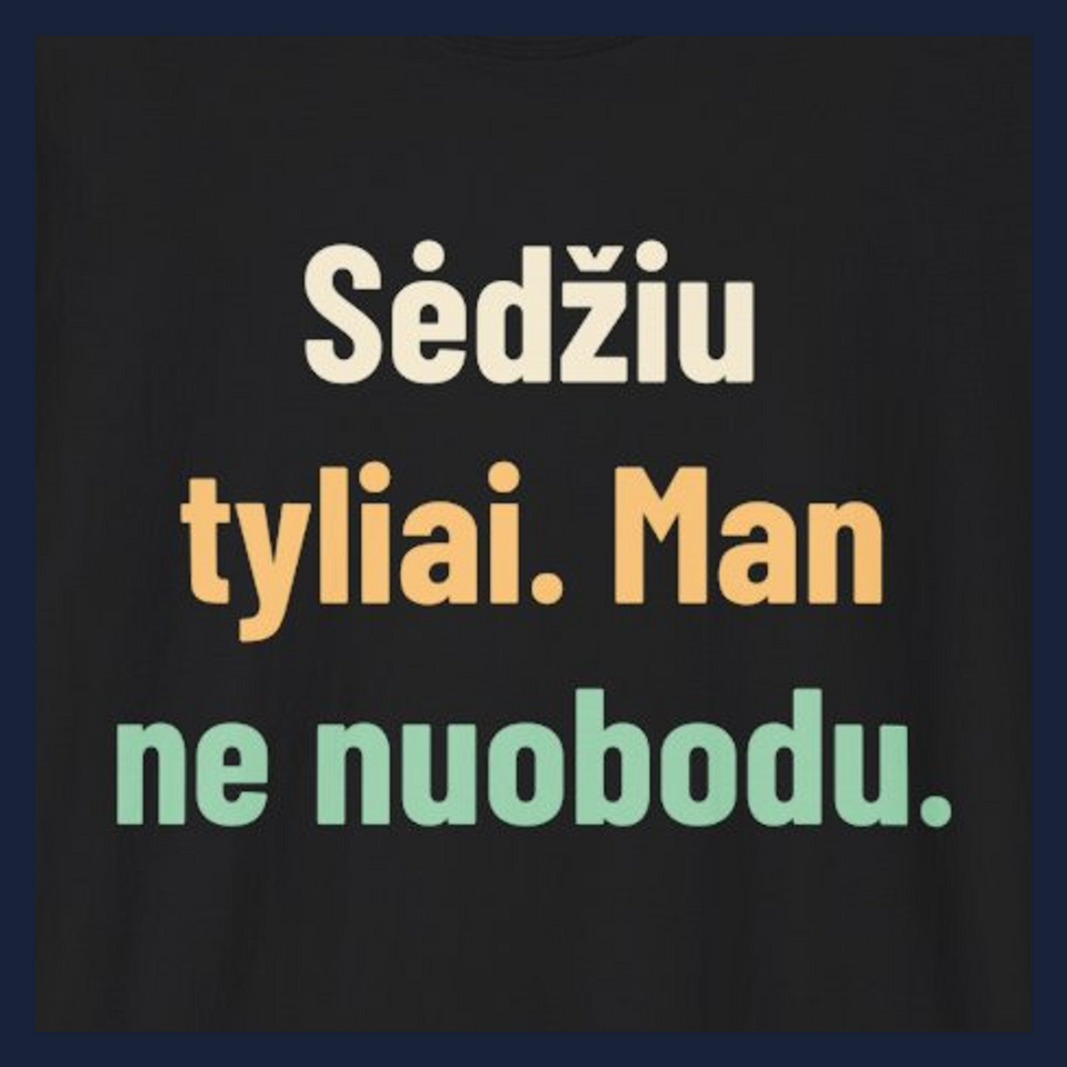 Sėdžiu tyliai. Man ne nuobodu. · Marškinėliai · Užrašo stambus planas