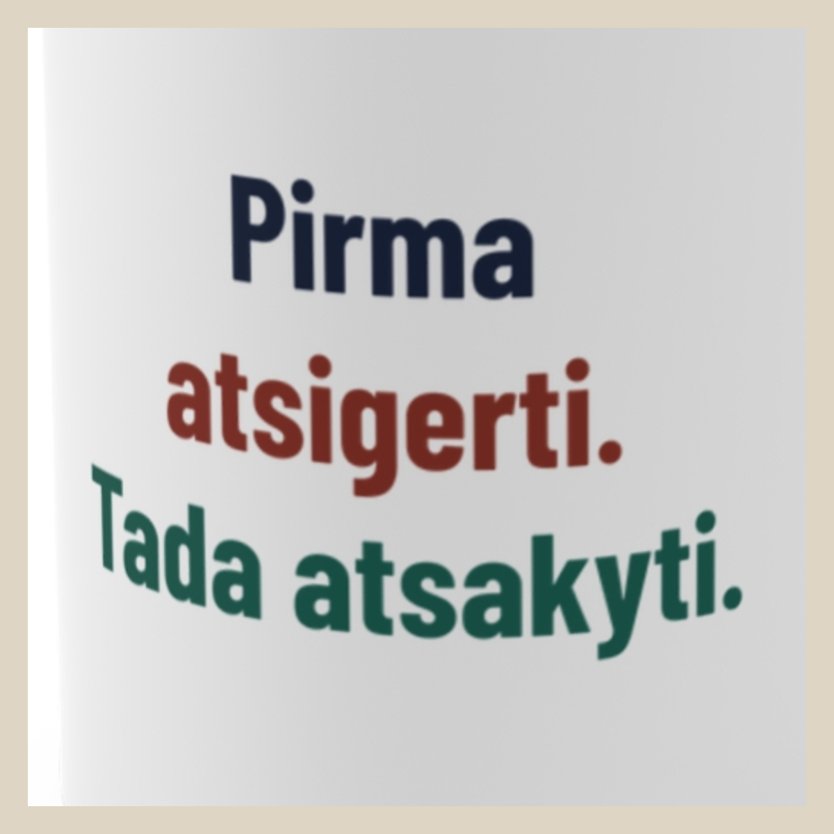 Pirma kava. Tada atsakymai. – Pirma atsigerti. Tada atsakyti. · Puodelis · Užrašo stambus planas