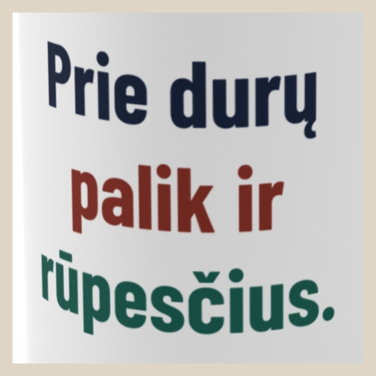 Prie durų palik ir rūpesčius. · Puodelis · Užrašo stambus planas
