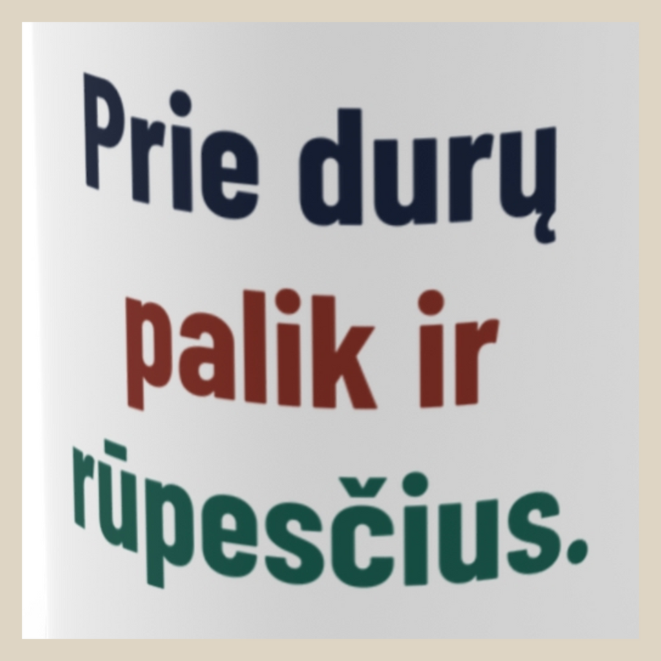 Prie durų palik ir rūpesčius. · Puodelis · Užrašo stambus planas