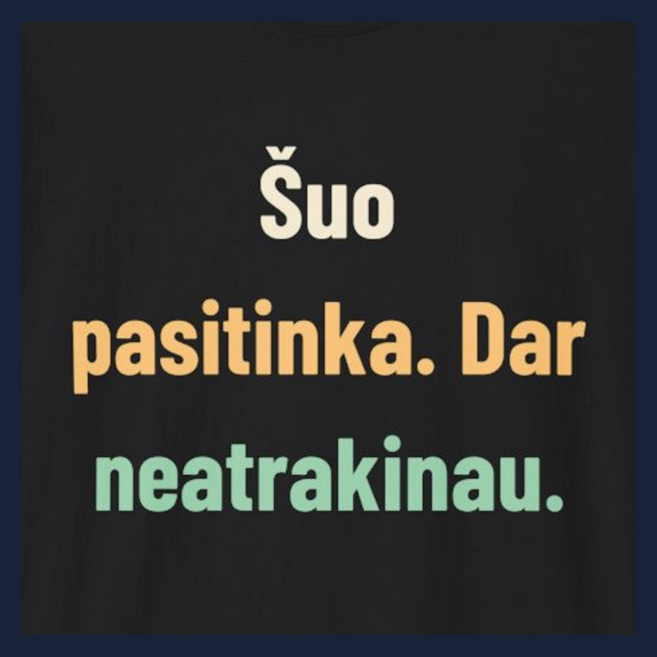 Šuo pasitinka. Dar neatrakinau. · Marškinėliai · Užrašo stambus planas