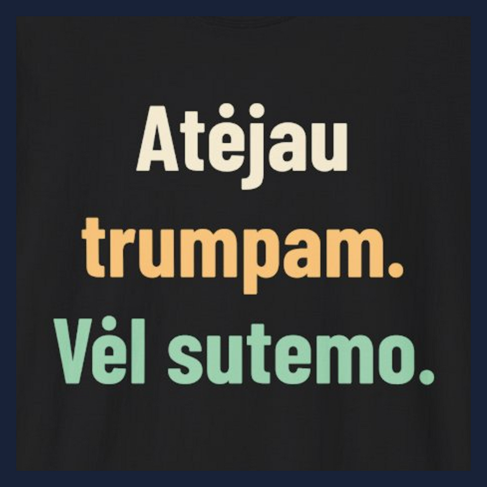 Atėjau trumpam. Vėl sutemo. · Marškinėliai · Užrašo stambus planas