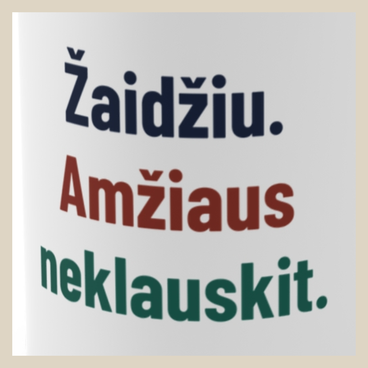 Žaidžiu. Amžiaus neklauskit. · Puodelis · Užrašo stambus planas