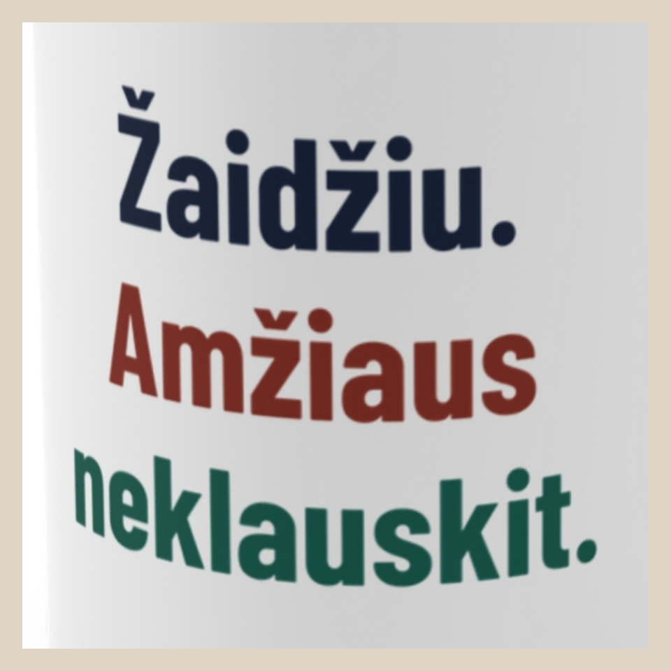 Žaidžiu. Amžiaus neklauskit. · Puodelis · Užrašo stambus planas