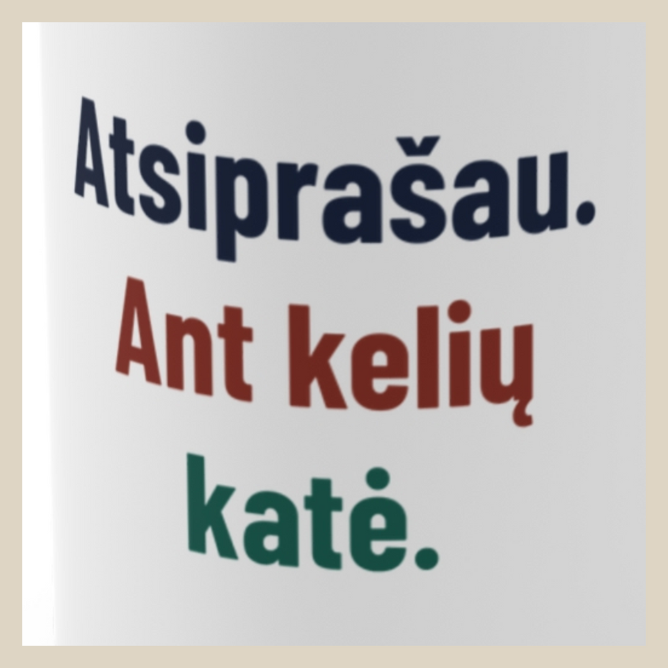 Atsiprašau. Ant kelių katė. · Puodelis · Užrašo stambus planas