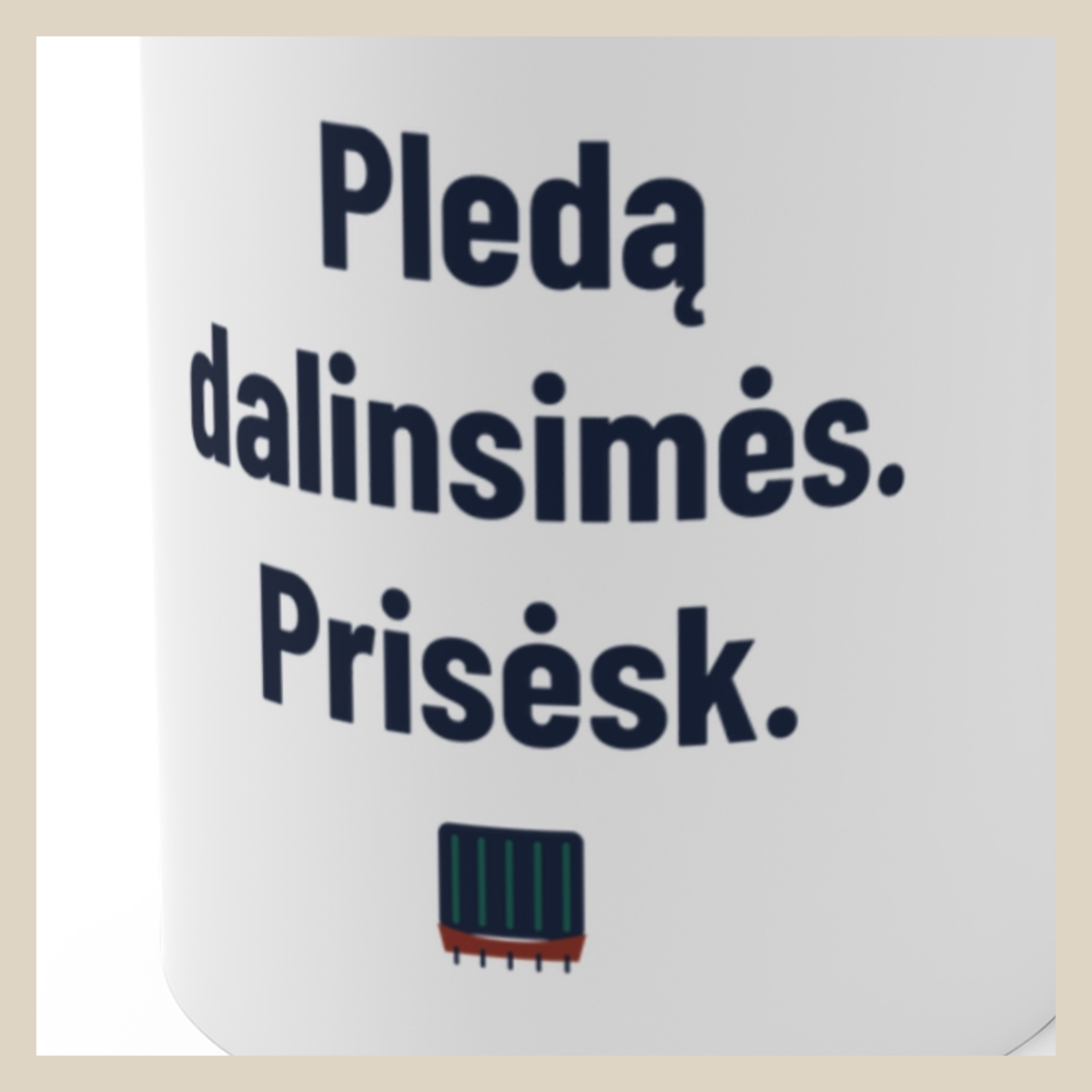 Pledą dalinsimės. Prisėsk. · Puodelis · Užrašo stambus planas