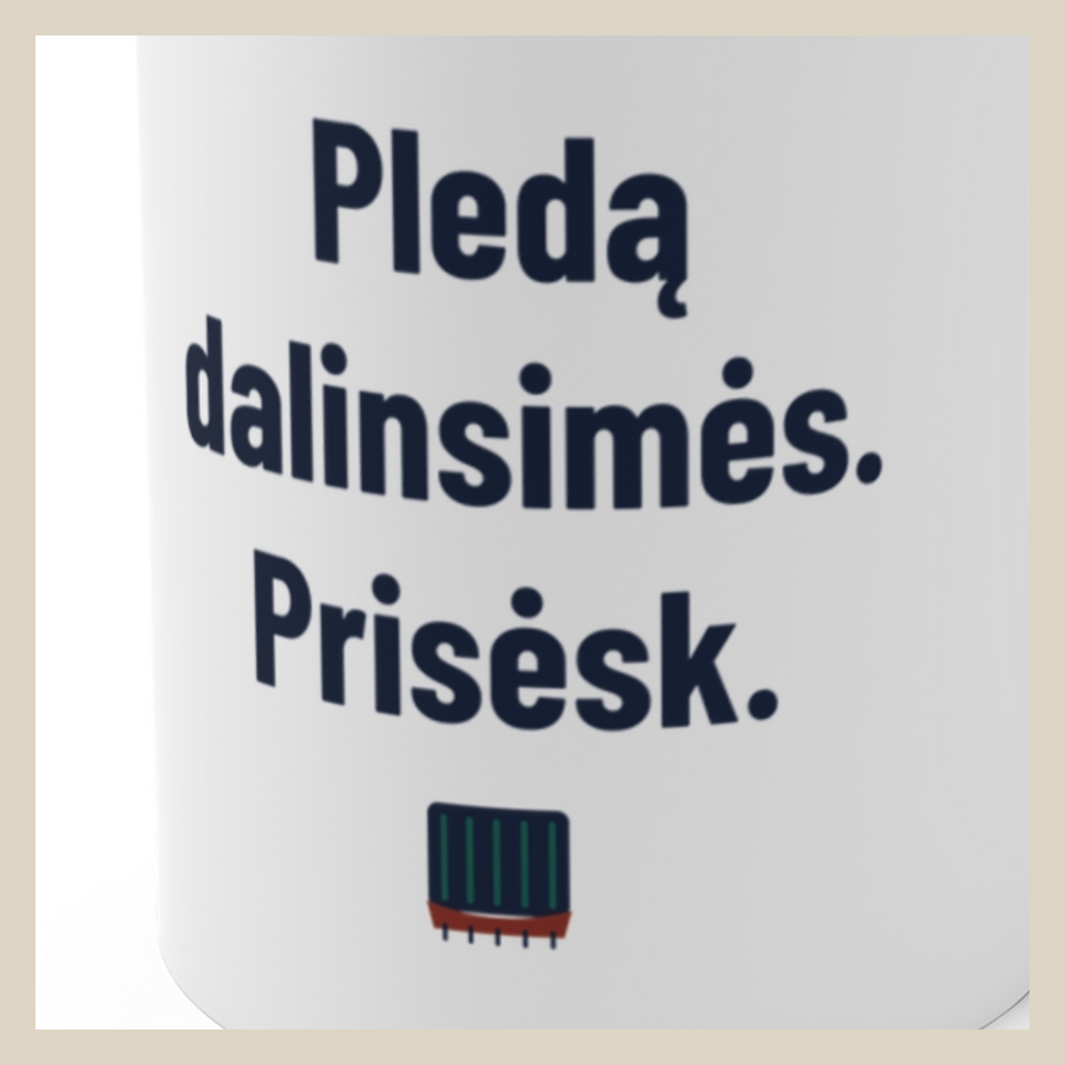 Pledą dalinsimės. Prisėsk. · Puodelis · Užrašo stambus planas
