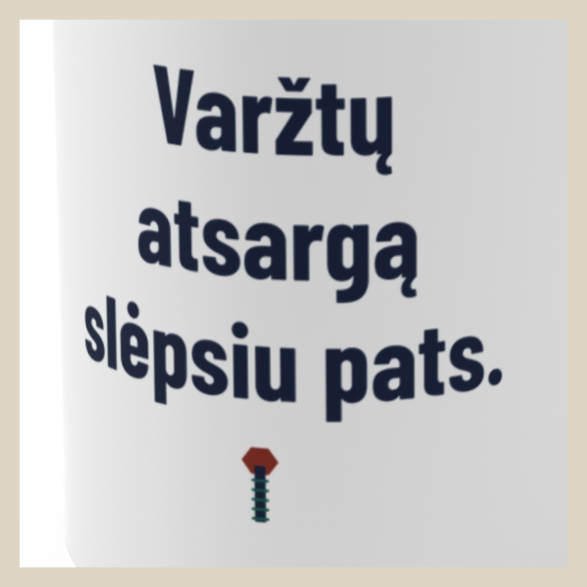 Varžtų atsargą slėpsiu pats. · Puodelis · Užrašo stambus planas