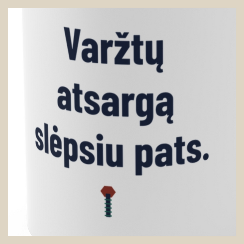 Varžtų atsargą slėpsiu pats. · Puodelis · Užrašo stambus planas