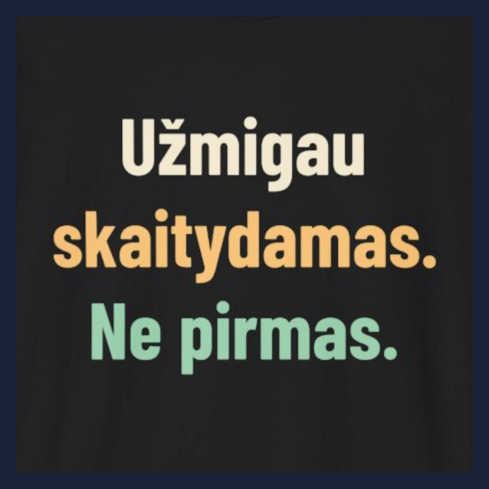 Užmigau skaitydamas. Ne pirmą kartą. – Užmigau skaitydamas. Ne pirmas. · Marškinėliai · Užrašo stambus planas