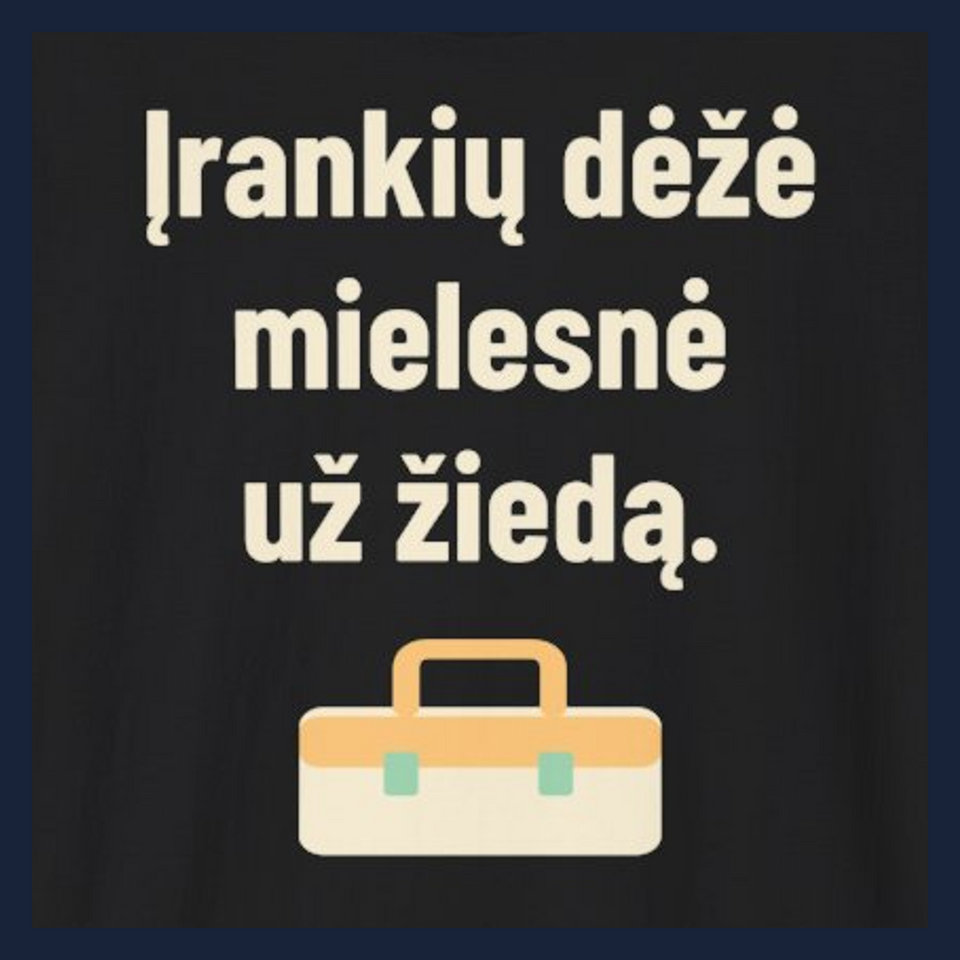 Įrankių dėžė mielesnė už žiedą. · Marškinėliai · Užrašo stambus planas