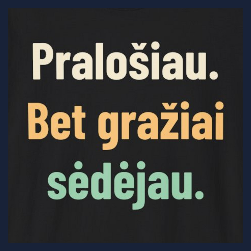 Pralošiau. Bet gražiai sėdėjau. · Marškinėliai · Užrašo stambus planas