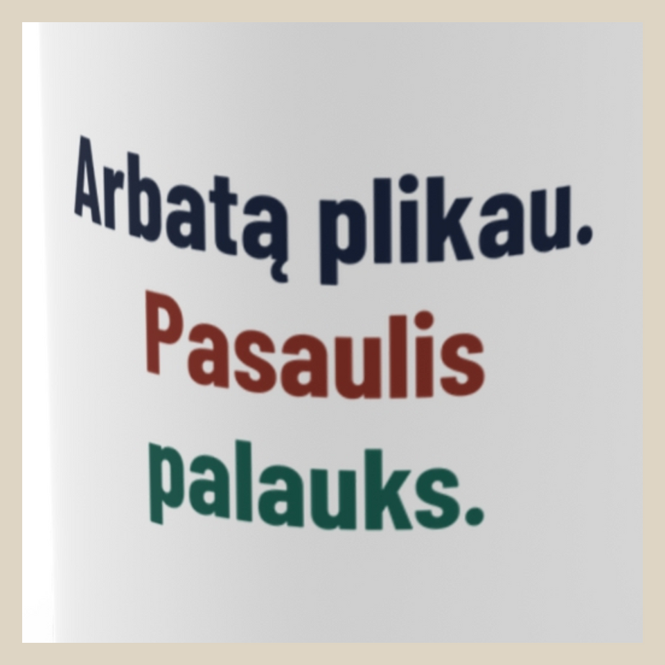 Arbatą plikau. Pasaulis palauks. · Puodelis · Užrašo stambus planas