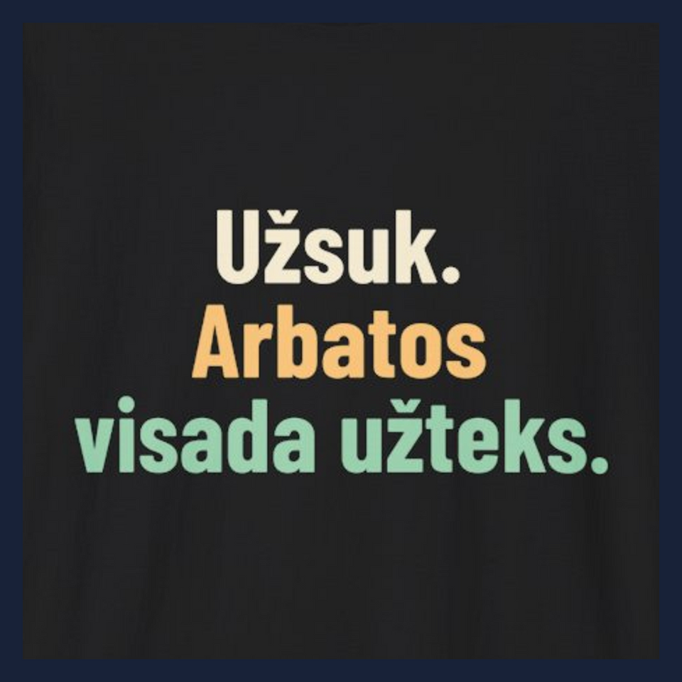Užsuk. Arbatos visada užteks. · Marškinėliai · Užrašo stambus planas
