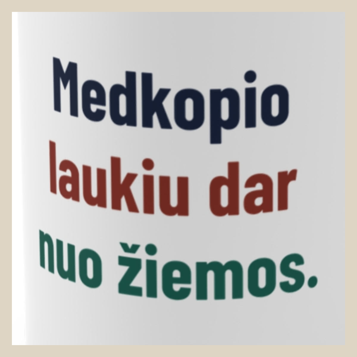 Medkopio laukiu dar nuo žiemos. · Puodelis · Užrašo stambus planas