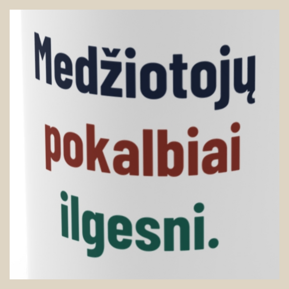 Medžiotojų pokalbiai ilgesni. · Puodelis · Užrašo stambus planas