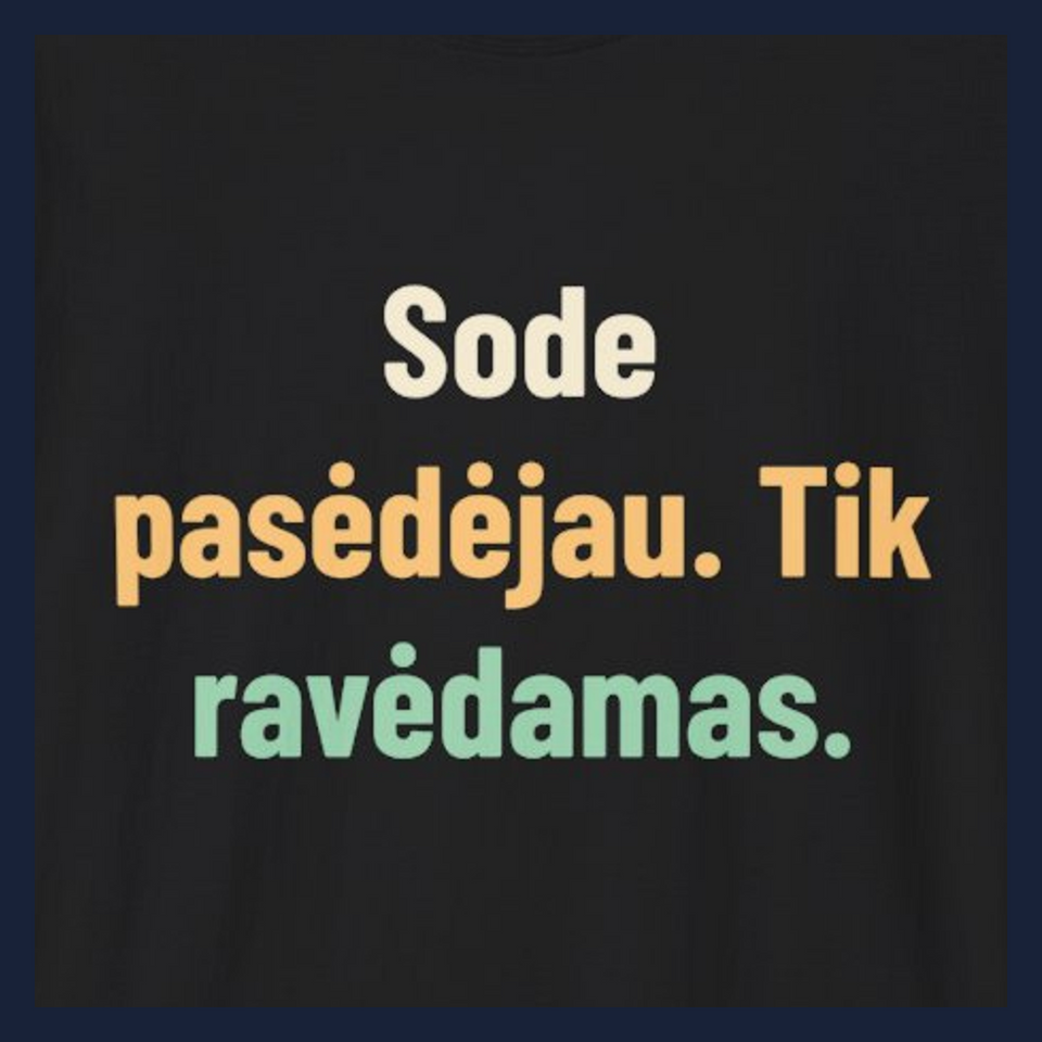 Sode pasėdėjau. Tik ravėdamas. · Marškinėliai · Užrašo stambus planas
