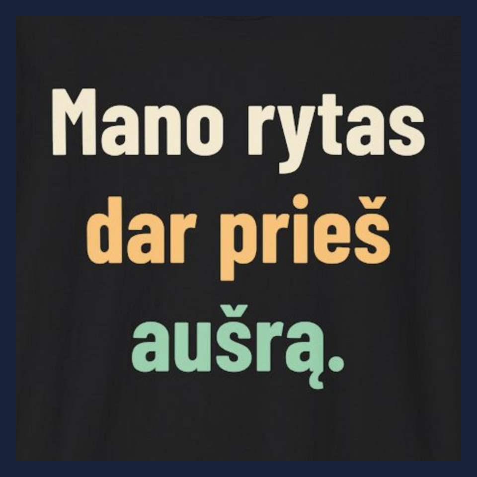 Mano rytas dar prieš aušrą. · Marškinėliai · Užrašo stambus planas