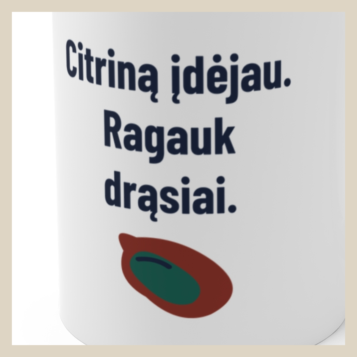 Citriną įdėjau. Ragauk drąsiai. · Puodelis · Užrašo stambus planas