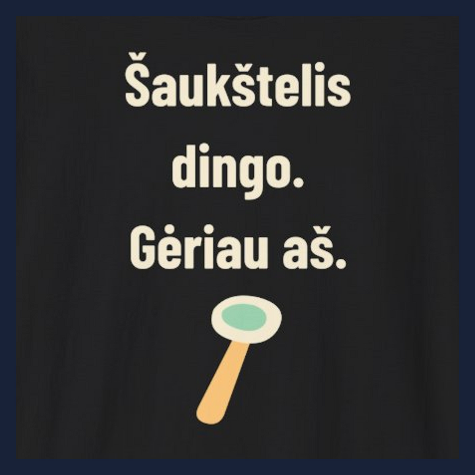 Šaukštelis dingo. Kaltas ne aš. – Šaukštelis dingo. Gėriau aš. · Marškinėliai · Užrašo stambus planas