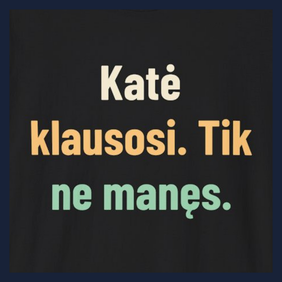 Katė klausosi. Tik ne manęs. · Marškinėliai · Užrašo stambus planas