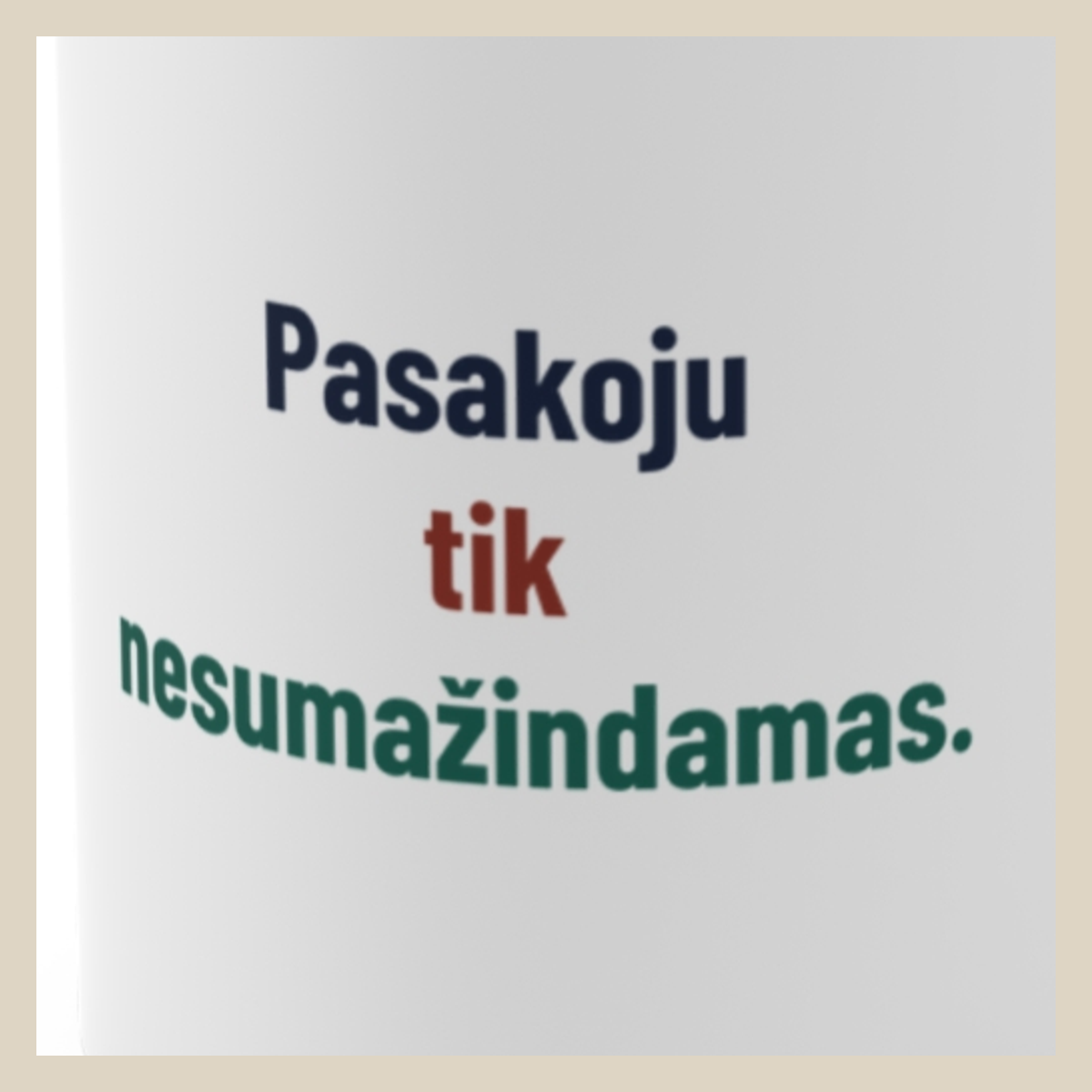 Nemeluoju. Tik truputį padidinu. – Pasakoju tik nesumažindamas. · Puodelis · Užrašo stambus planas
