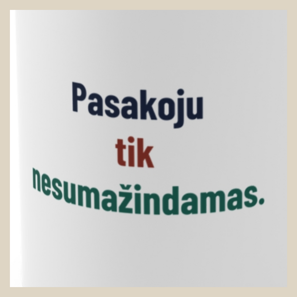 Nemeluoju. Tik truputį padidinu. – Pasakoju tik nesumažindamas. · Puodelis · Užrašo stambus planas