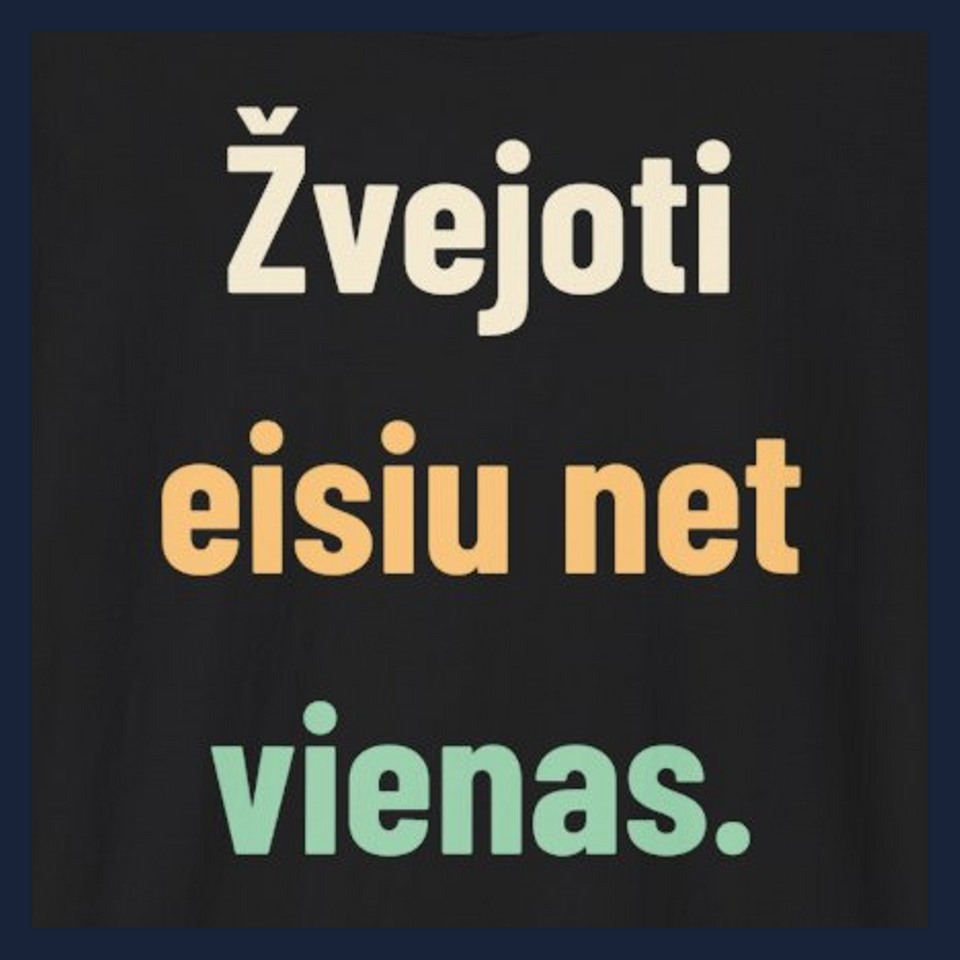 Žvejoti eisiu net vienas. · Marškinėliai · Užrašo stambus planas
