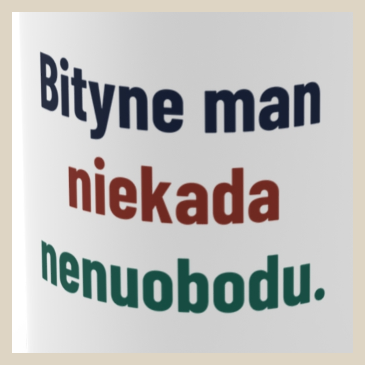 Bityne man niekada nenuobodu. · Puodelis · Užrašo stambus planas