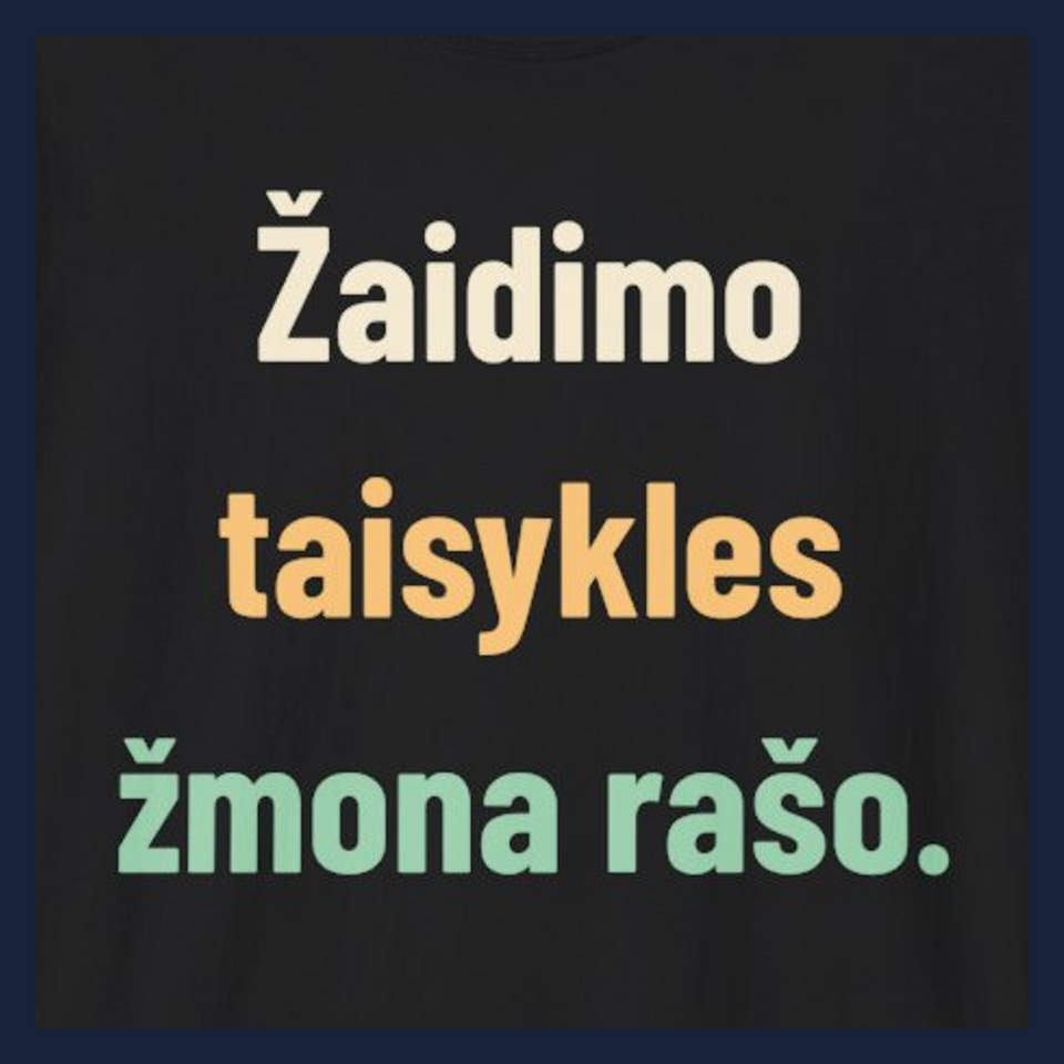 Žaidimo taisykles žmona rašo. · Marškinėliai · Užrašo stambus planas