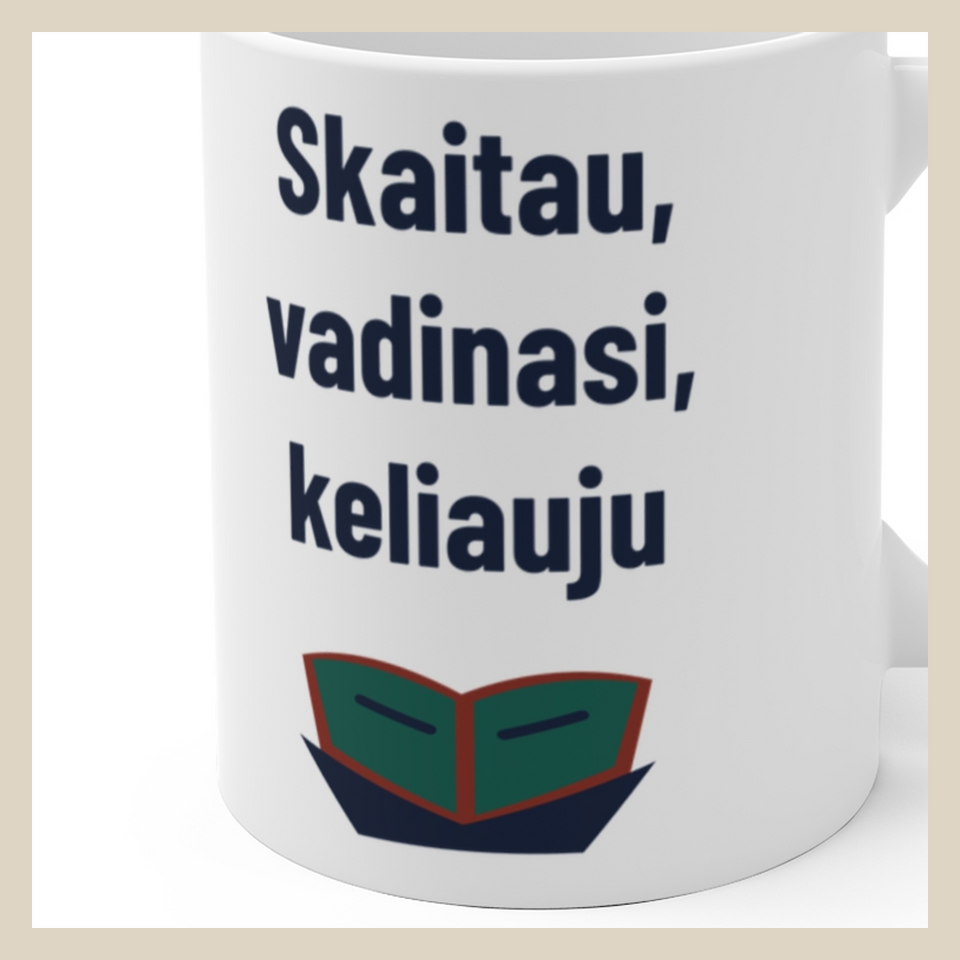 Skaitau, vadinasi, keliauju · Puodelis · Užrašo stambus planas