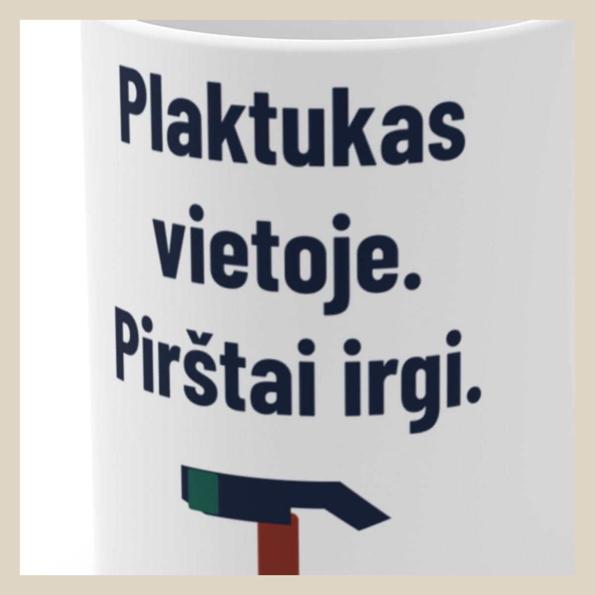 Plaktukas vietoje. Pirštai irgi. · Puodelis · Užrašo stambus planas