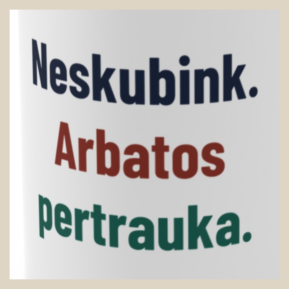 Neskubink. Arbatos pertrauka. · Puodelis · Užrašo stambus planas