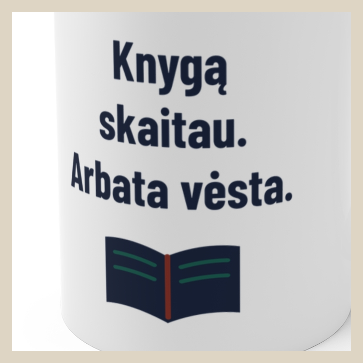 Knygą skaitau. Arbata vėsta. · Puodelis · Užrašo stambus planas