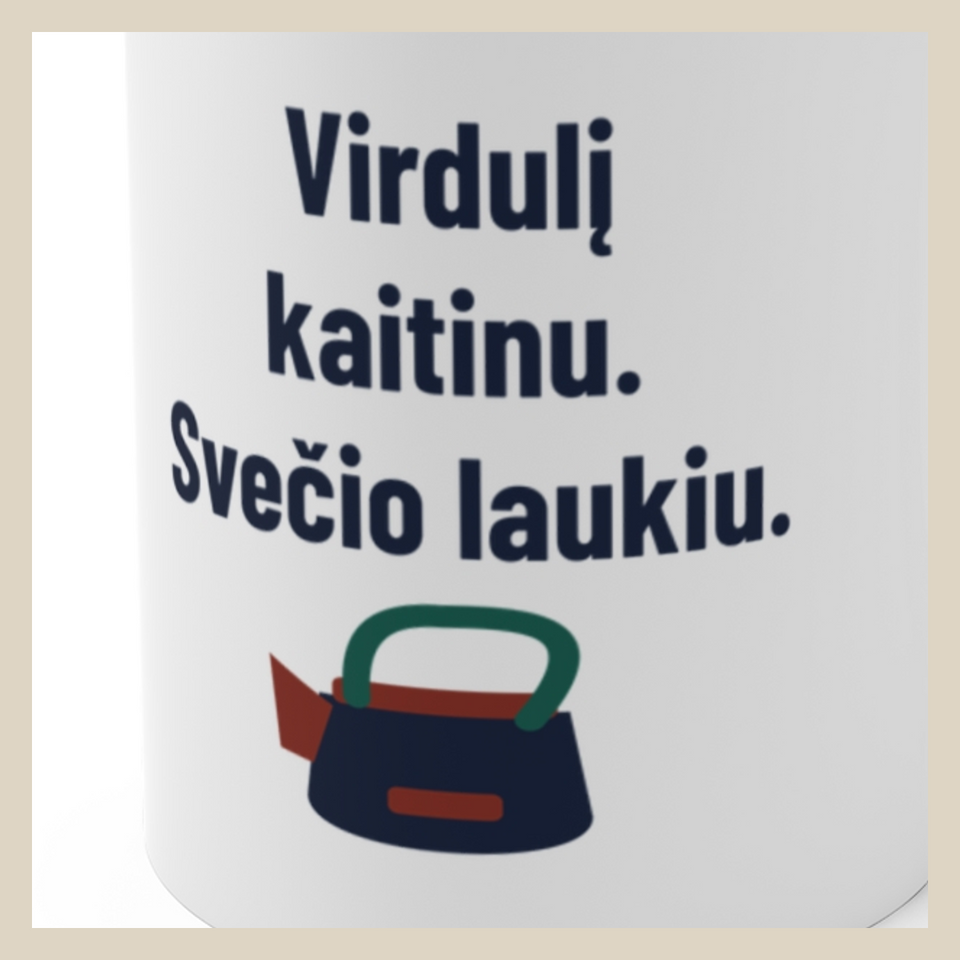 Virdulį kaitinu. Svečio laukiu. · Puodelis · Užrašo stambus planas