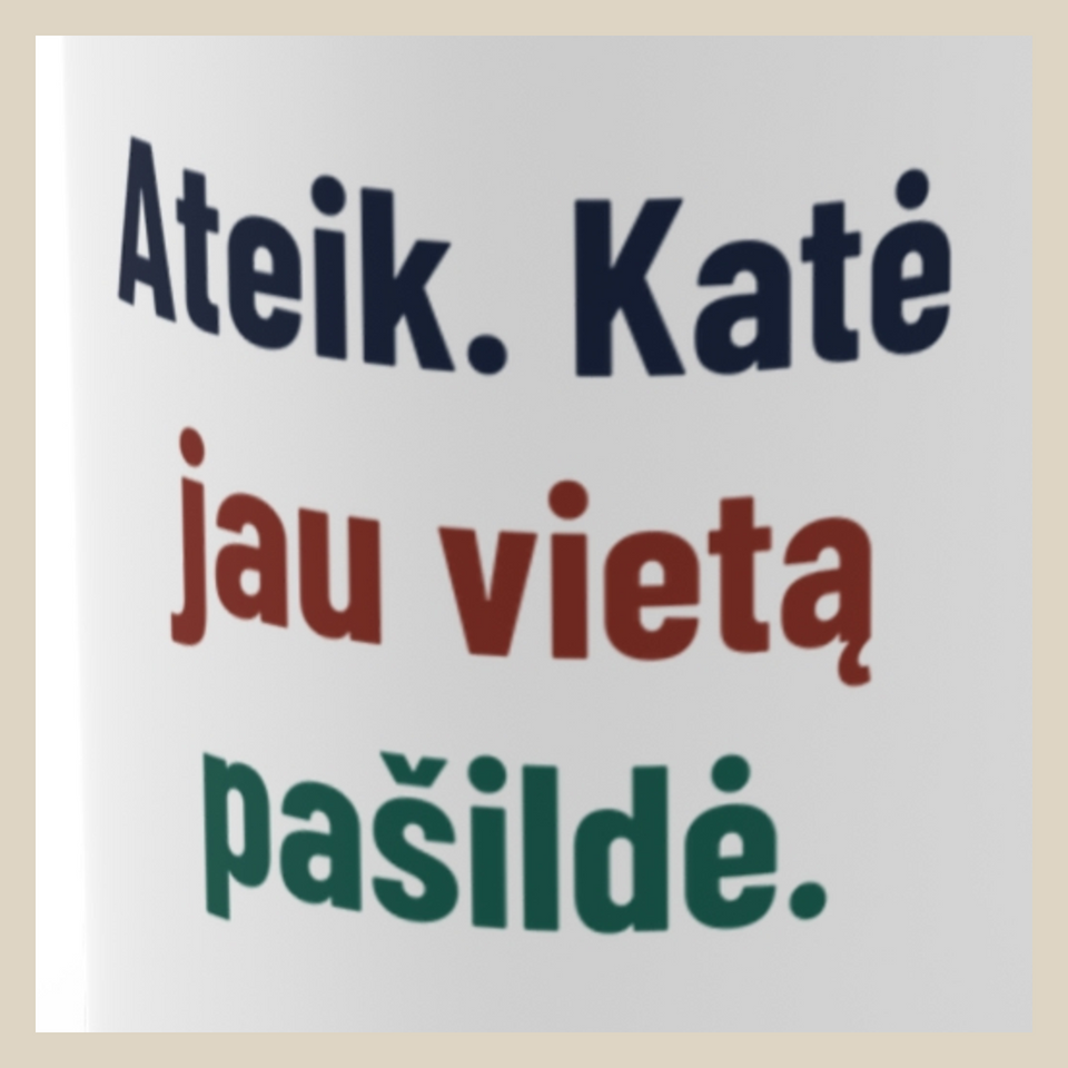 Ateik. Katė jau vietą pašildė. · Puodelis · Užrašo stambus planas