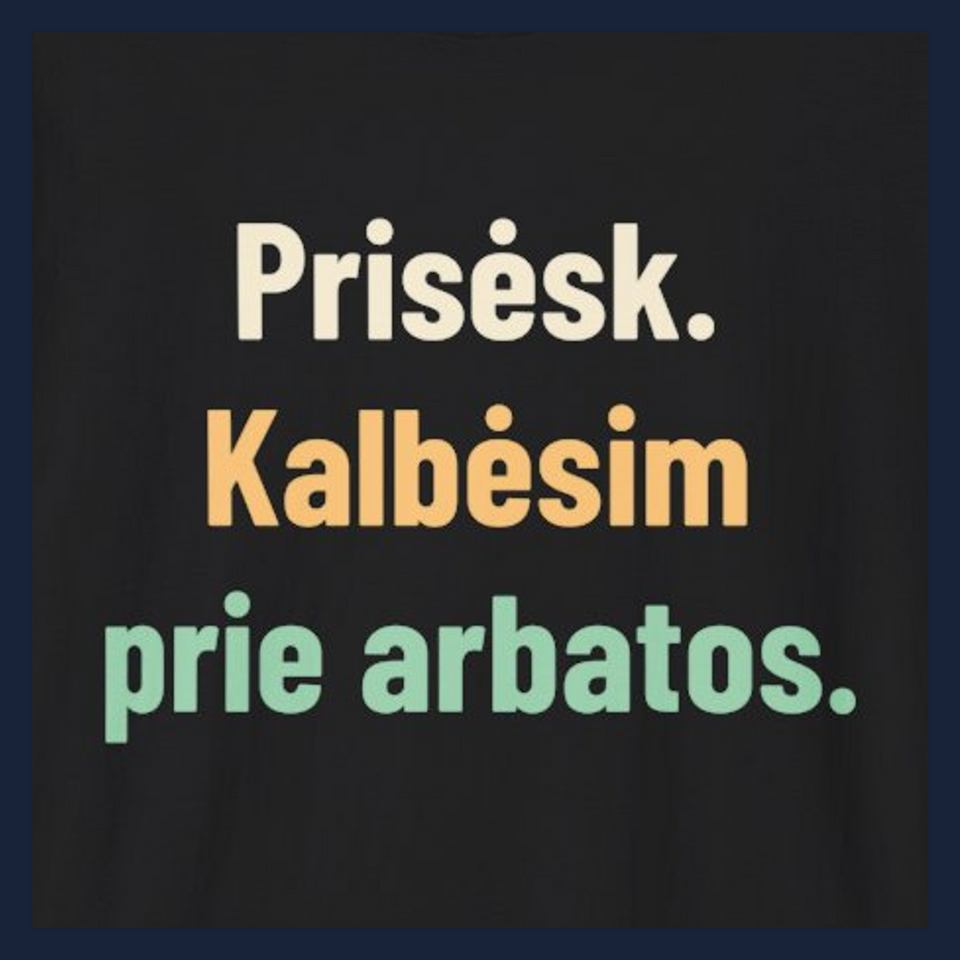 Prisėsk. Kalbėsim prie arbatos. · Marškinėliai · Užrašo stambus planas