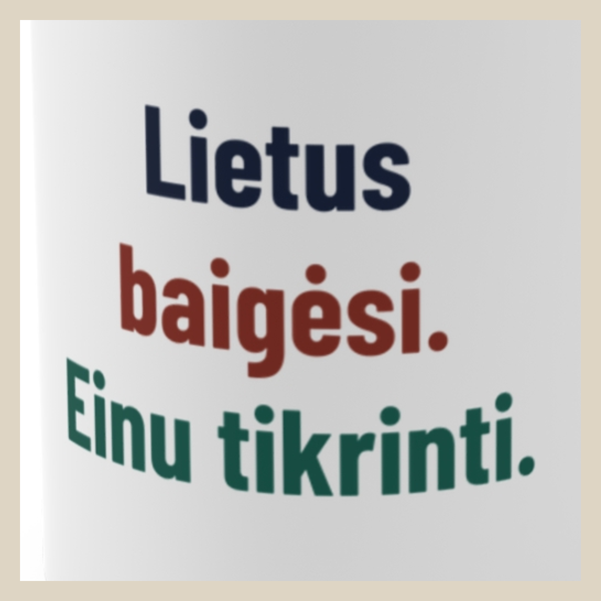 Lietus baigėsi. Einu tikrinti. · Puodelis · Užrašo stambus planas