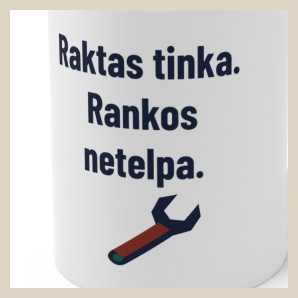Raktas tinka. Rankos netelpa. · Puodelis · Užrašo stambus planas