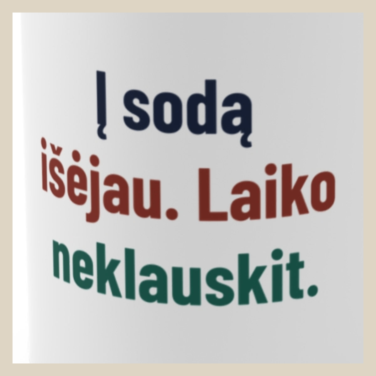 Į sodą išėjau. Laiko neklauskit. · Puodelis · Užrašo stambus planas