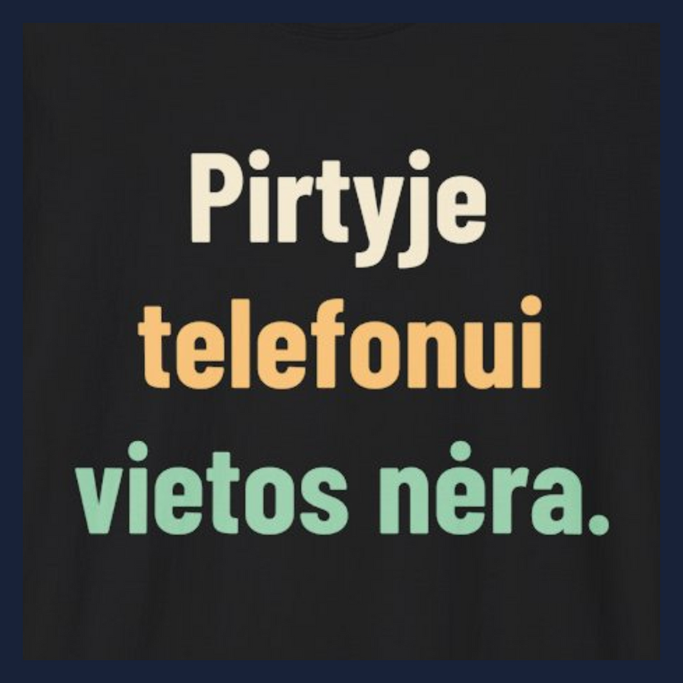 Pirtyje telefonui vietos nėra. · Marškinėliai · Užrašo stambus planas